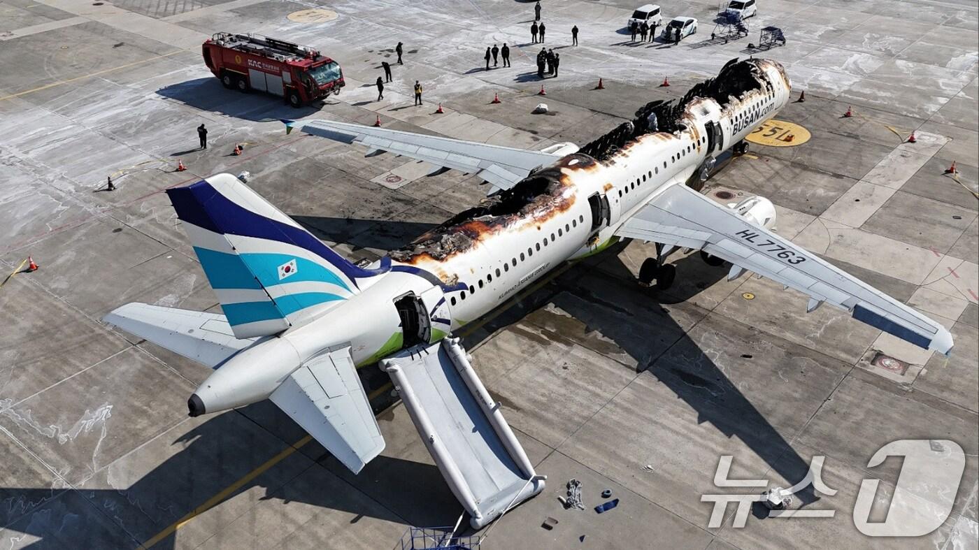 국토교통부 항공철도사고조사위원회(항철위)는 30일 프랑스 항공사고조사위원회(BEA)와 사고기 위험관리평가를 한 후에 현장 감식 일정을 결정할 것이라고 밝혔다. 안전조치 후 연료 배출이 필요하지 않으면 즉시 관계기관 및 BEA와 합동 화재감식을 진행할 예정이다. 특이사항이 없을 경우 위탁수하물 반환 조치를 시작할 예정이다. (국토교통부 항공철도사고조사위원회 제공) 2025.1.30/뉴스1