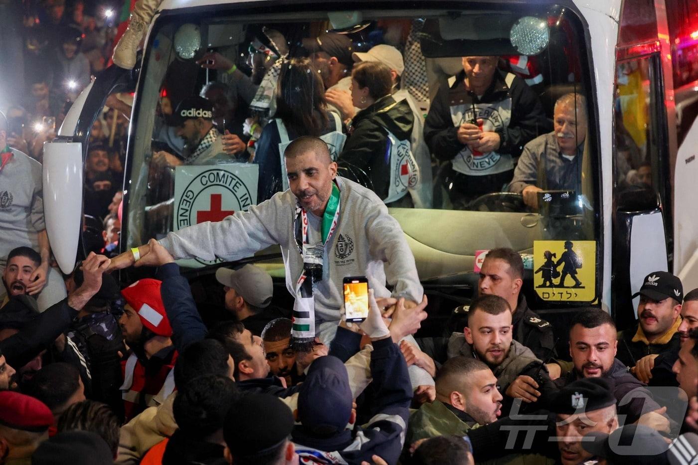 이스라엘에 의해 수감돼 있던 팔레스타 자카리아 주베이디&#40;49세&#41;가 30일&#40;현지시간&#41; 이스라엘에 의해 석방된 후 라말라에 도착하자 군중의 환영을 받고 있다. ⓒ AFP=뉴스1 ⓒ News1 류정민 특파원