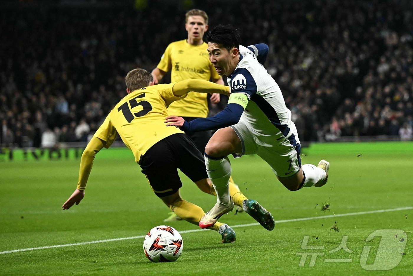 손흥민(오른쪽)이 31일(한국시간) 열린 2024-25 UEFA 유로파리그 토트넘-엘프스보리전에서 45분 동안 인상적인 활약을 펼쳤다. ⓒ AFP=뉴스1
