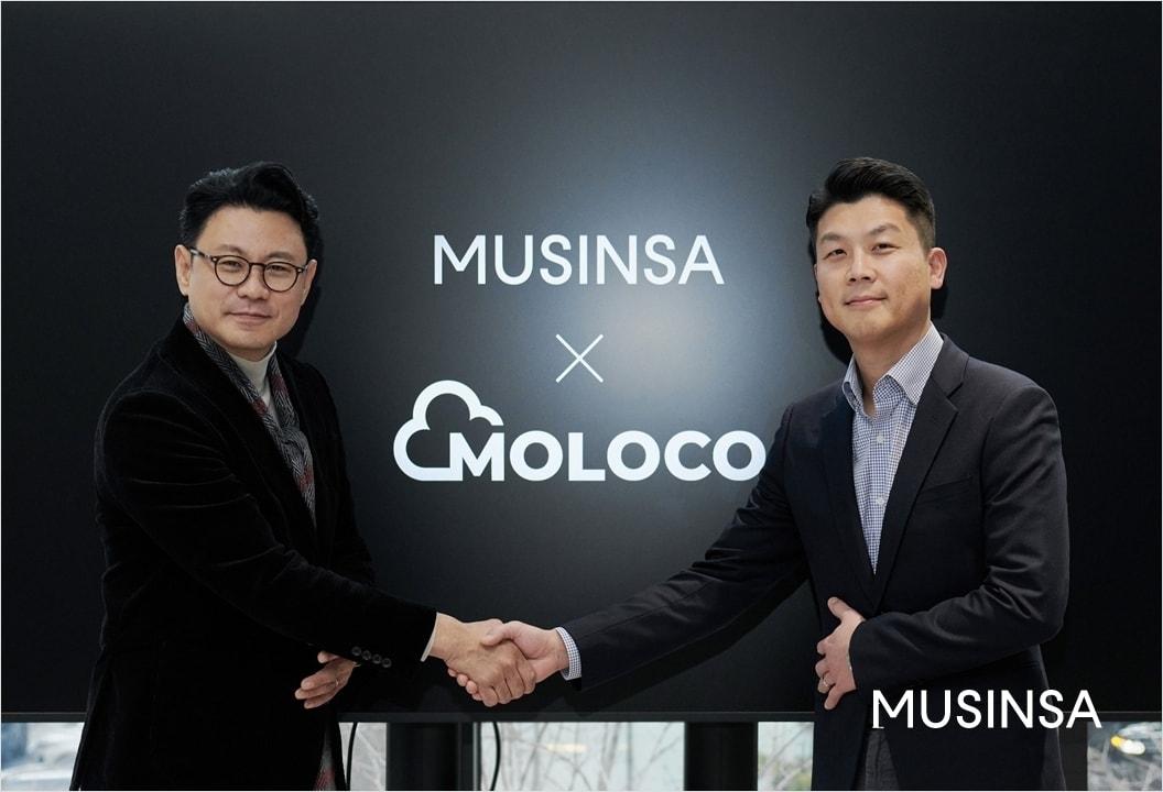 본문 이미지 - 서울 성수동 무신사 N1에서 열린 업무협약식에서 기념 사진을 촬영하고 있는 무신사 전준희 테크 부문장&#40;왼쪽&#41;과 몰로코 아태지역 김이영 부사장.&#40;무신사 제공&#41;