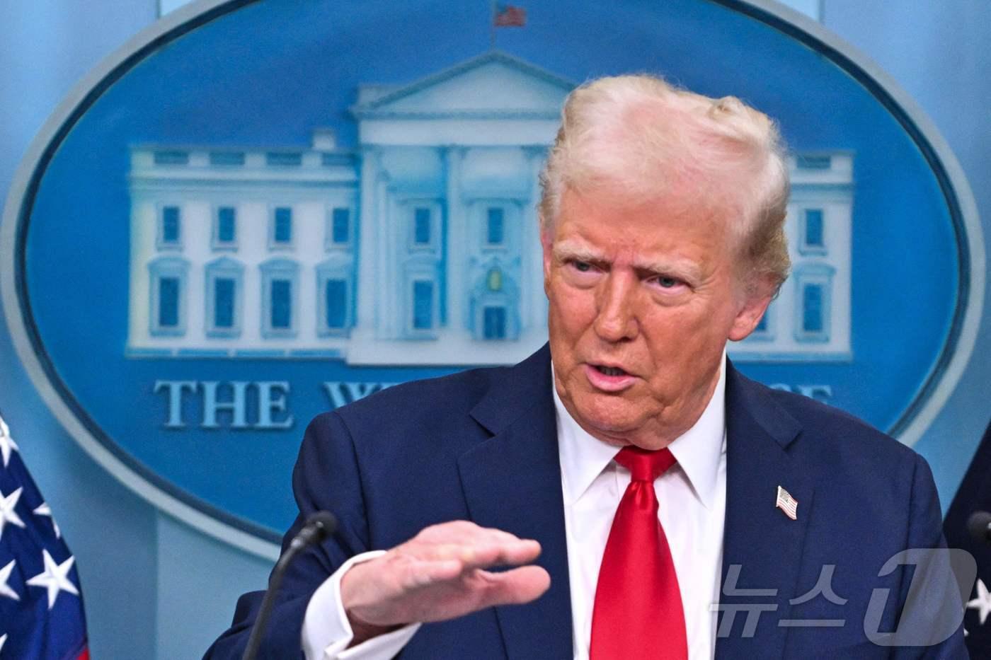 도널드 트럼프 미국 대통령이 30일(현지시간) 워싱턴 백악관 브래디 룸에서 여객기-군용 헬기 충돌·추락 사고와 관련한 기자회견을 갖고 “슬프게도 생존자가 없다”고 밝히고 있다. 2025.01.31 ⓒ AFP=뉴스1 ⓒ News1 우동명 기자