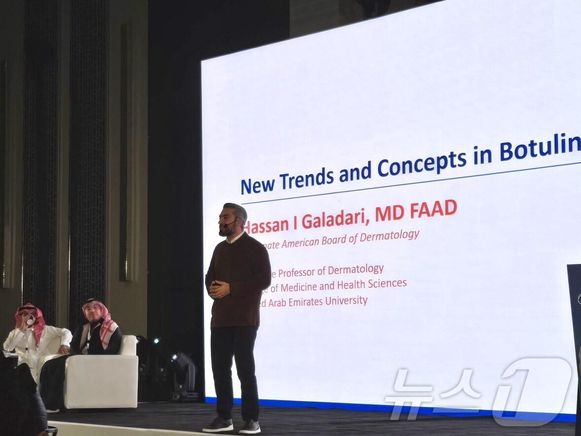 본문 이미지 - 사우디 리야드에서 열린 '나보타' 론칭 기념 심포지엄에서 강연자가 발표를 하고 있다.(대웅제약 제공)/뉴스1