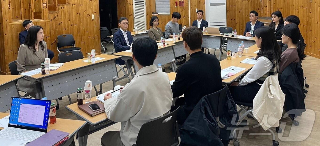 본문 이미지 - 연원정 인사혁신처장이 지난해 11월 4일 세종시 금강수목원 내 세미나실에서 저연차 직원들과 간담회를 하는모습. (인사처 제공)/뉴스1