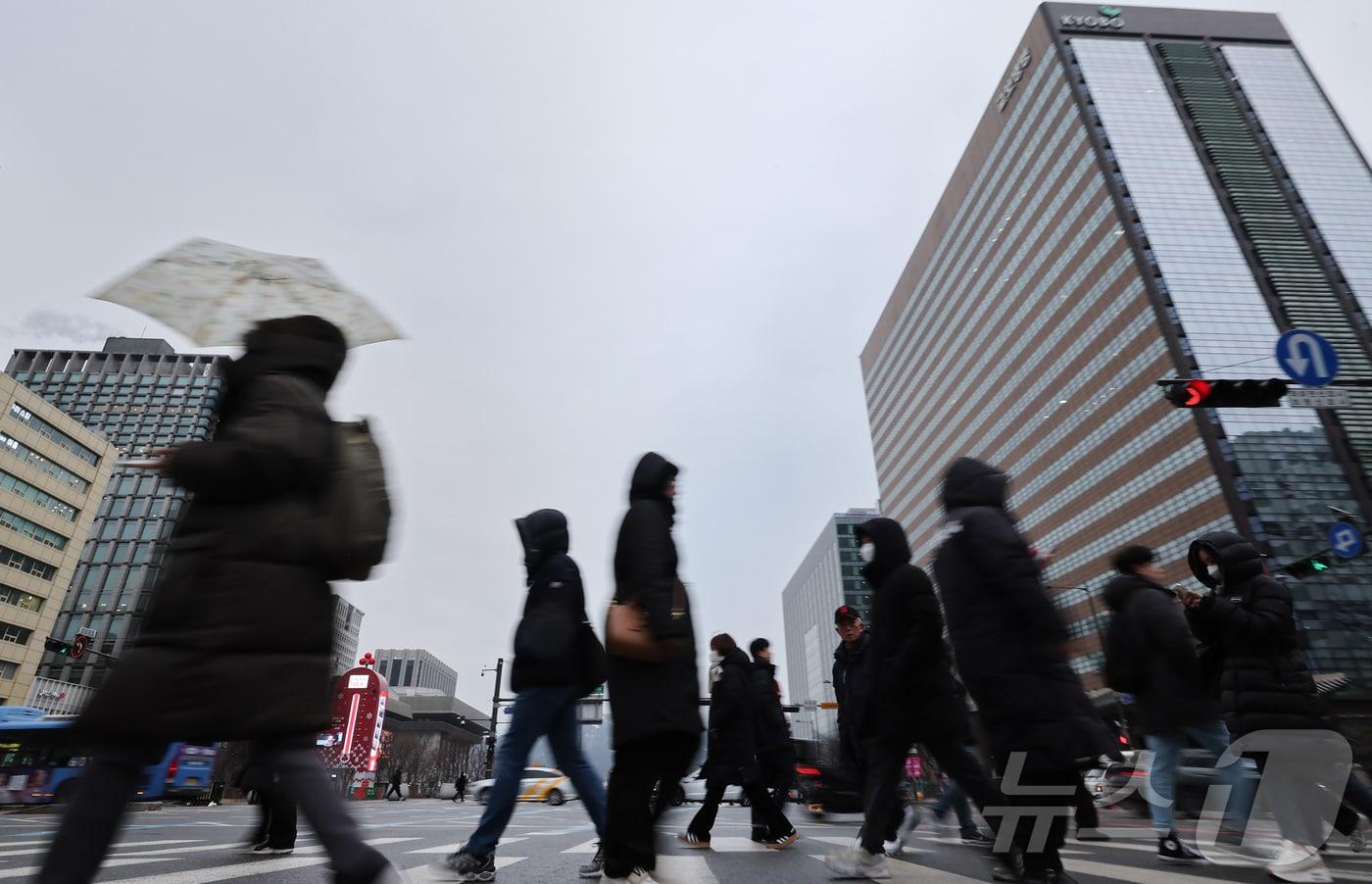 지난달 31일 서울 종로구 광화문네거리에서 직장인들이 출근길 발걸음을 옮기고 있다. 2025.1.31/뉴스1 ⓒ News1 김도우 기자