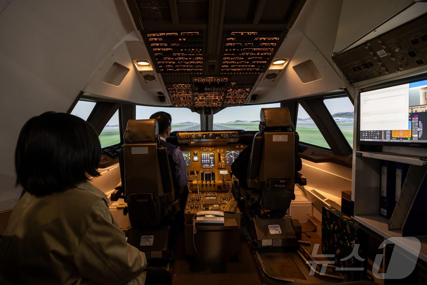 국립항공박물관의 항공기 조종체험 진행 모습(서울관광재단 제공)