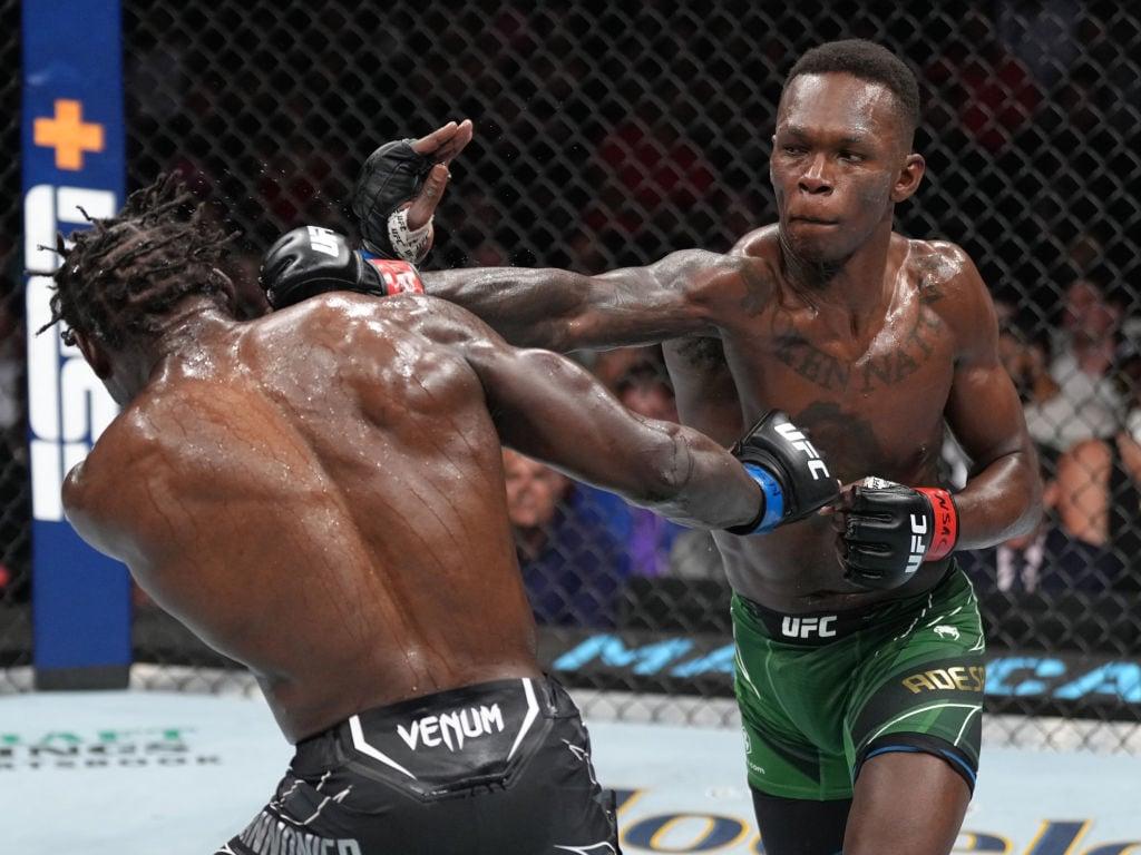 본문 이미지 - 아데산야&#40;오른쪽&#41;의 경기 모습.&#40;UFC 제공&#41;