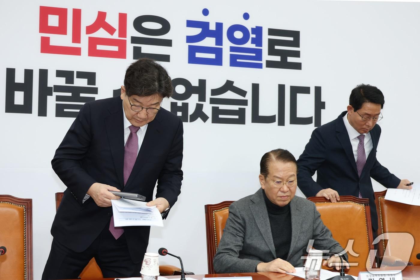 본문 이미지 - 권영세 국민의힘 비상대책위원장과 권성동 원내대표, 김상훈 정책위의장이 31일 오전 서울 여의도 국회에서 열린 비상대책위원회의에 참석하고 있다. 2025.1.31/뉴스1 ⓒ News1 이광호 기자
