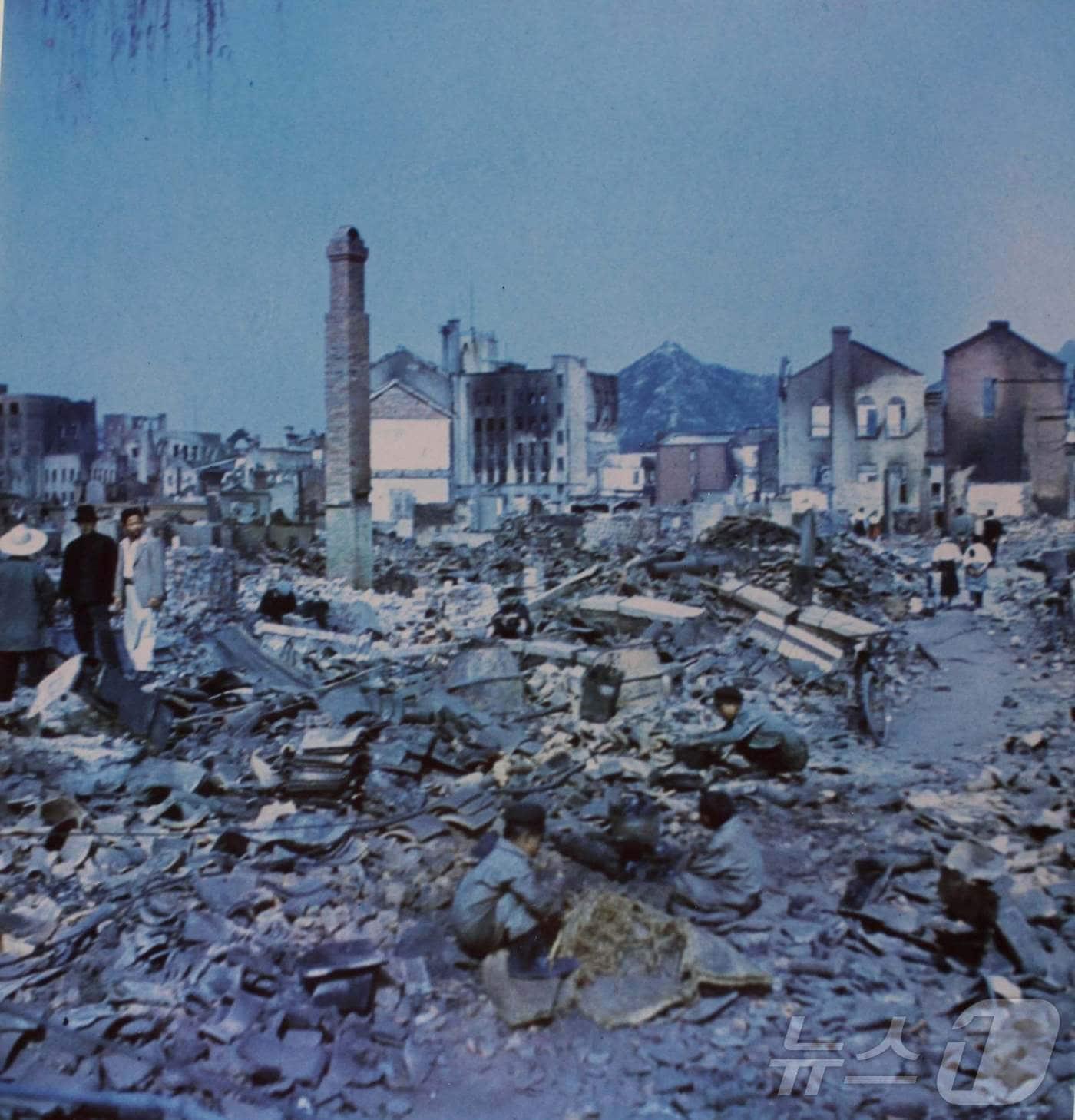본문 이미지 - 6.25 전쟁 당시 서울 수복 후 건물 터에서 아이들이 쓸 만한 물건을 찾고 있는 모습. (서울시 제공)ⓒ 뉴스1