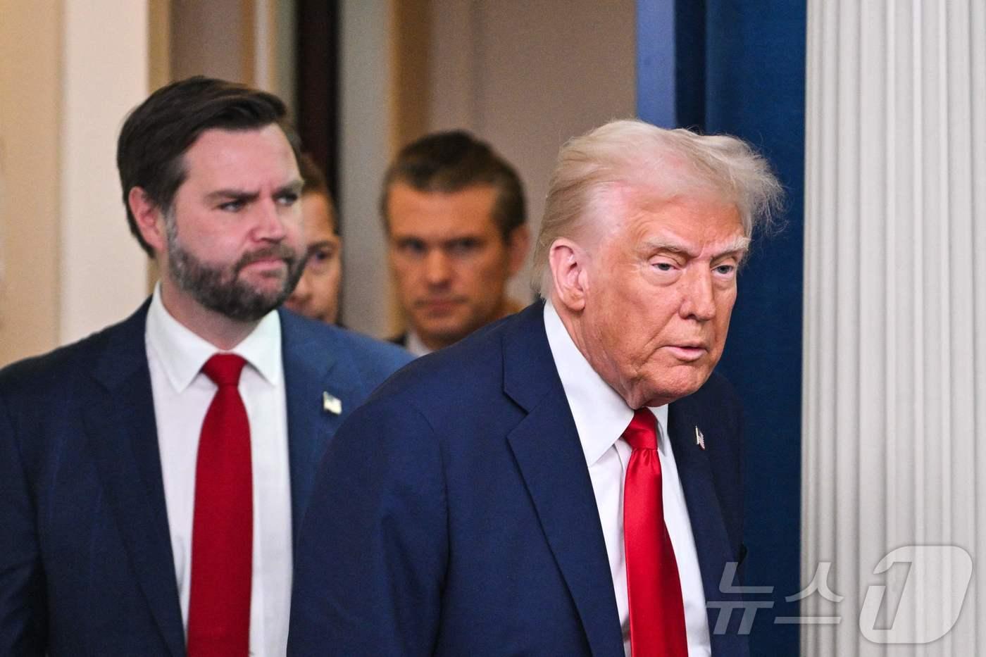 도널드 트럼프 미국 대통령이 30일(현지시간) 워싱턴 백악관 브래디 룸에서 여객기-군용 헬기 충돌·추락 사고와 관련한 기자회견에 JD 밴스 부통령, 피트 헤그세스 국방 장관과 도착을 하고 있다. 2025.01.31 ⓒ AFP=뉴스1 ⓒ News1 우동명 기자