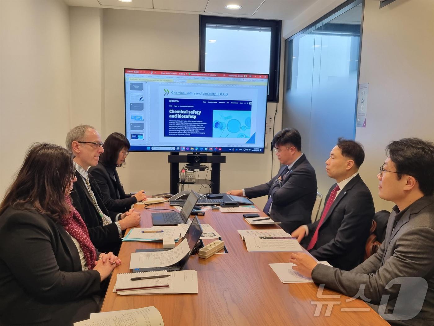 본문 이미지 - 24일(현지시각) 프랑스 파리에서 열린 한국환경공단-경제협력개발기구(OECD) 간 환경 및 경제분야 협력을 위한 회담이 열리고 있다. (사진제공=한국환경공단)