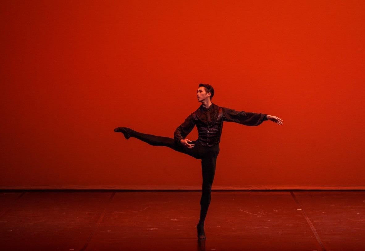 본문 이미지 - 지난해 '해설이 있는 발레' 공연 때 발레리노 전민철 모습(마포문화재단 제공)