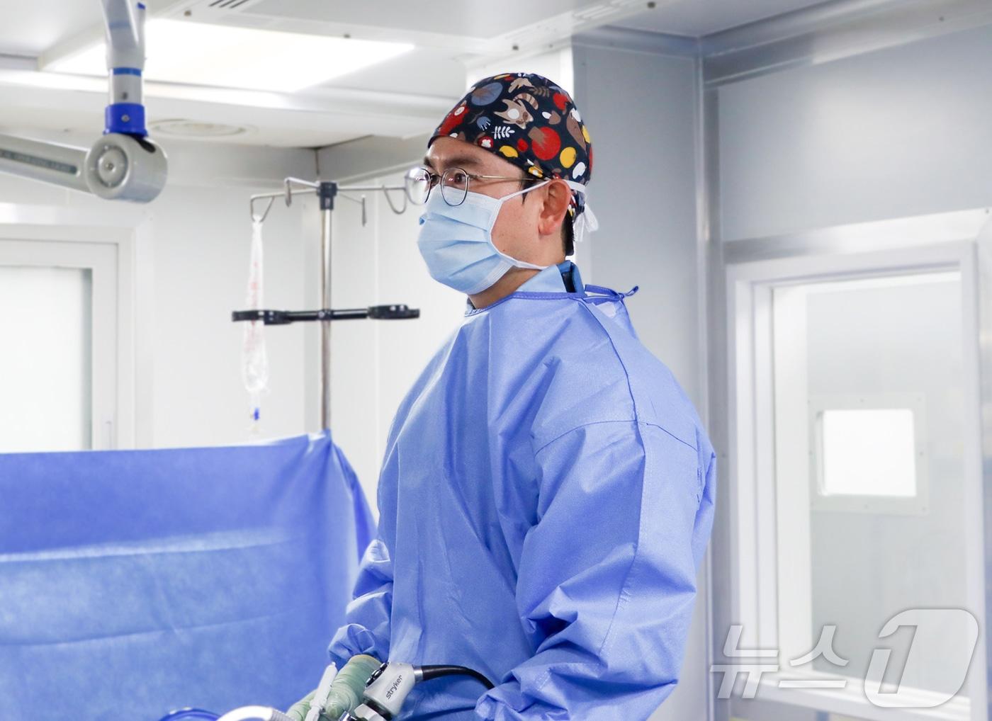 본문 이미지 - 세란병원의 김지연 척추내시경센터장이 수술을 하는 모습&#40;세란병원 제공&#41;