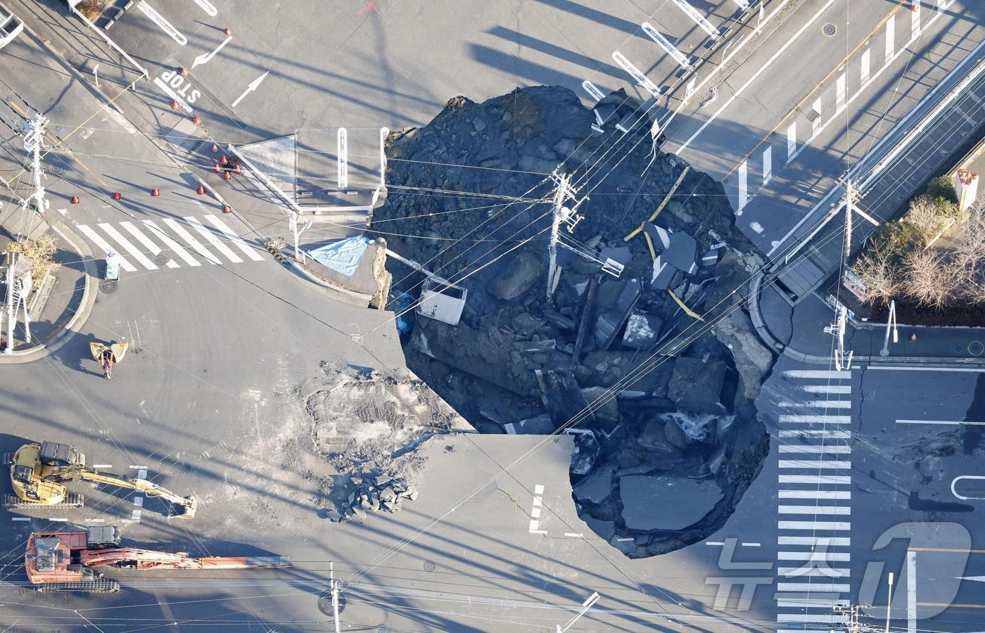 28일 일본 사이타마현 야시오시 도로에서 발생한 거대 싱크홀 사진. 이 싱크홀에 74세 트럭 운전자가 빠져 소방 당국이 구조 작업을 진행중이다. 2025.01.28 ⓒ 로이터=뉴스1 ⓒ News1 김지완 기자