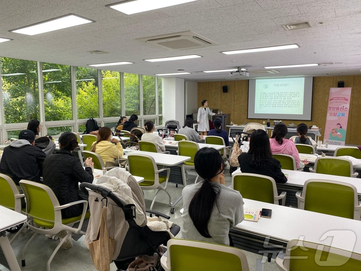 본문 이미지 - 마포구 햇빛센터에서 영양플러스 대면 교육을 진행 중인 모습.(마포구청 제공)