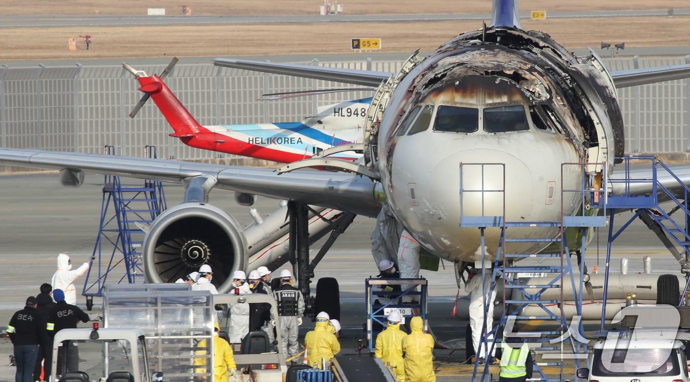 1월 31일 오전 부산 강서구 김해국제공항 에어부산 항공기 화재 현장에서 프랑스 항공사고조사위원회&#40;BEA&#41; 관계자들이 합동 감식에 앞서 위험관리평가를 위한 현장 조사를 하고 있다. BEA는 위험관리평가를 실시한 뒤 합동 감식 여부를 결정할 예정이다. 2025.1.31/뉴스1 ⓒ News1 윤일지 기자