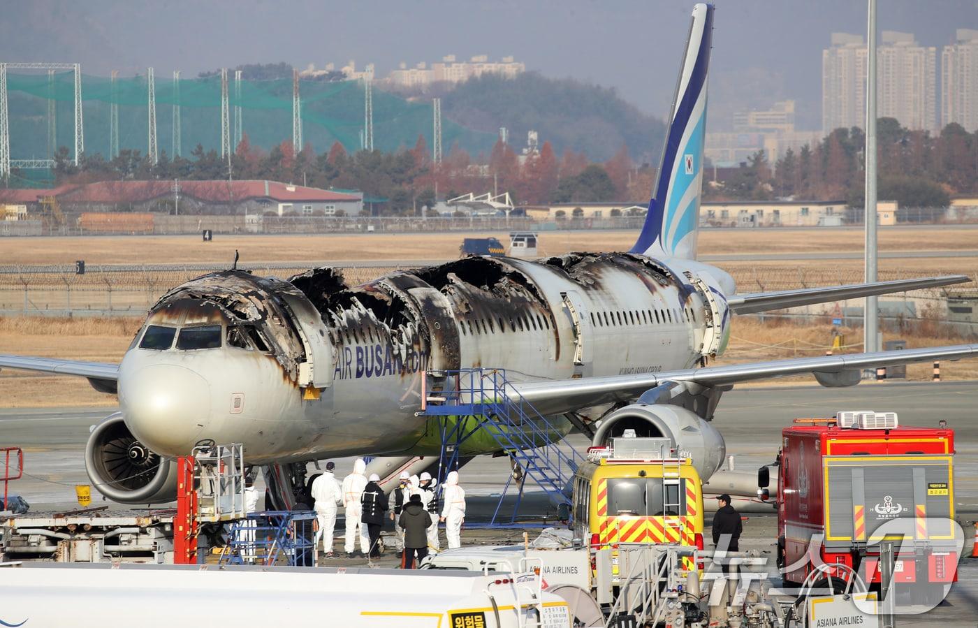 31일 오전 부산 강서구 김해국제공항 에어부산 항공기 화재 현장에서 프랑스 항공사고조사위원회&#40;BEA&#41; 관계자들이 합동 감식에 앞서 위험관리평가를 위한 현장 조사를 하고 있다. BEA는 위험관리평가를 실시한 뒤 합동 감식 여부를 결정할 예정이다. 2025.1.31/뉴스1 ⓒ News1 윤일지 기자