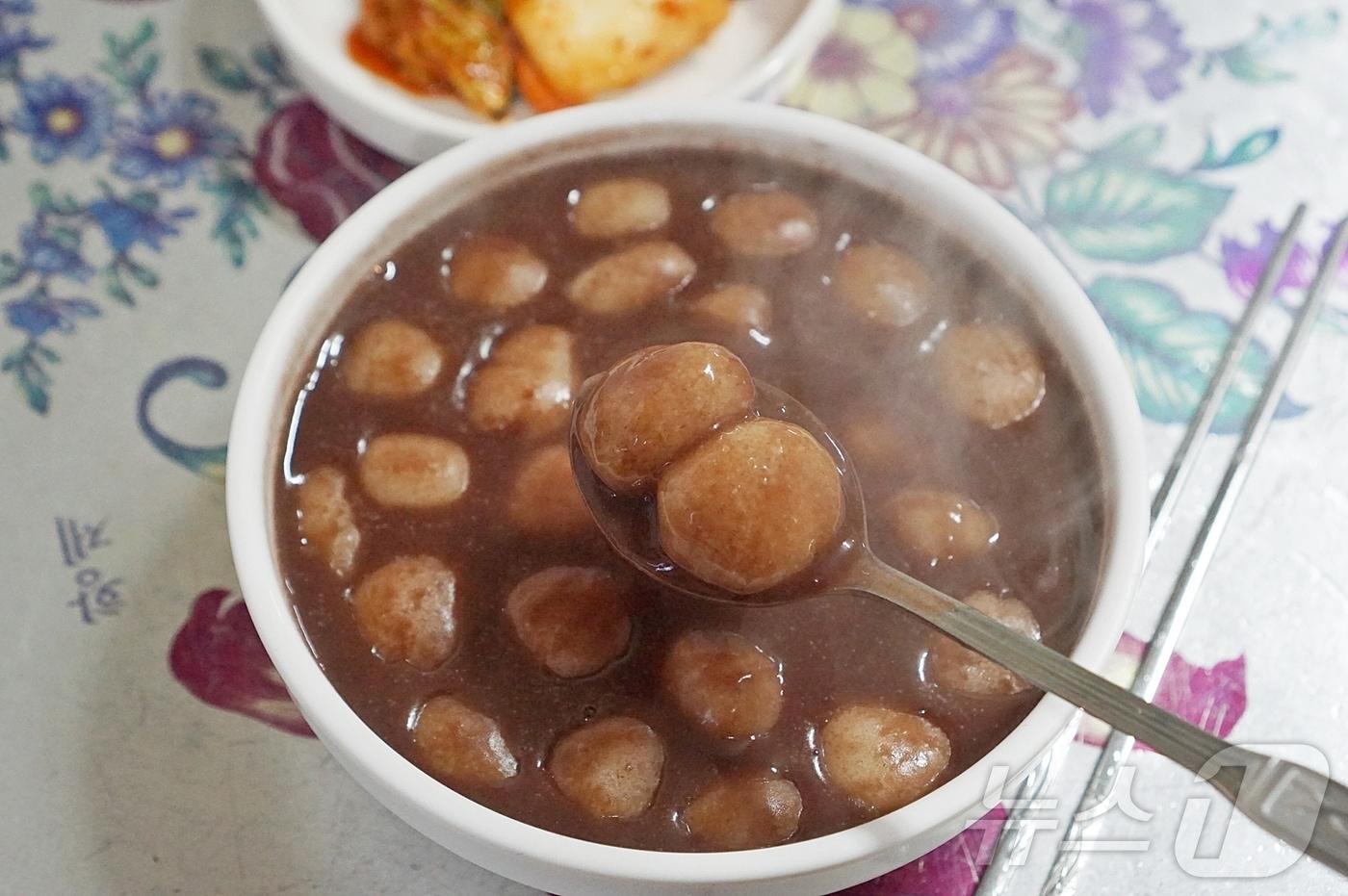 &#39;옛날팥죽&#39;의 동지죽. 직접 빚은 새알심이 팥죽의 감칠맛을 더한다&#40;한국관광공사 제공&#41;