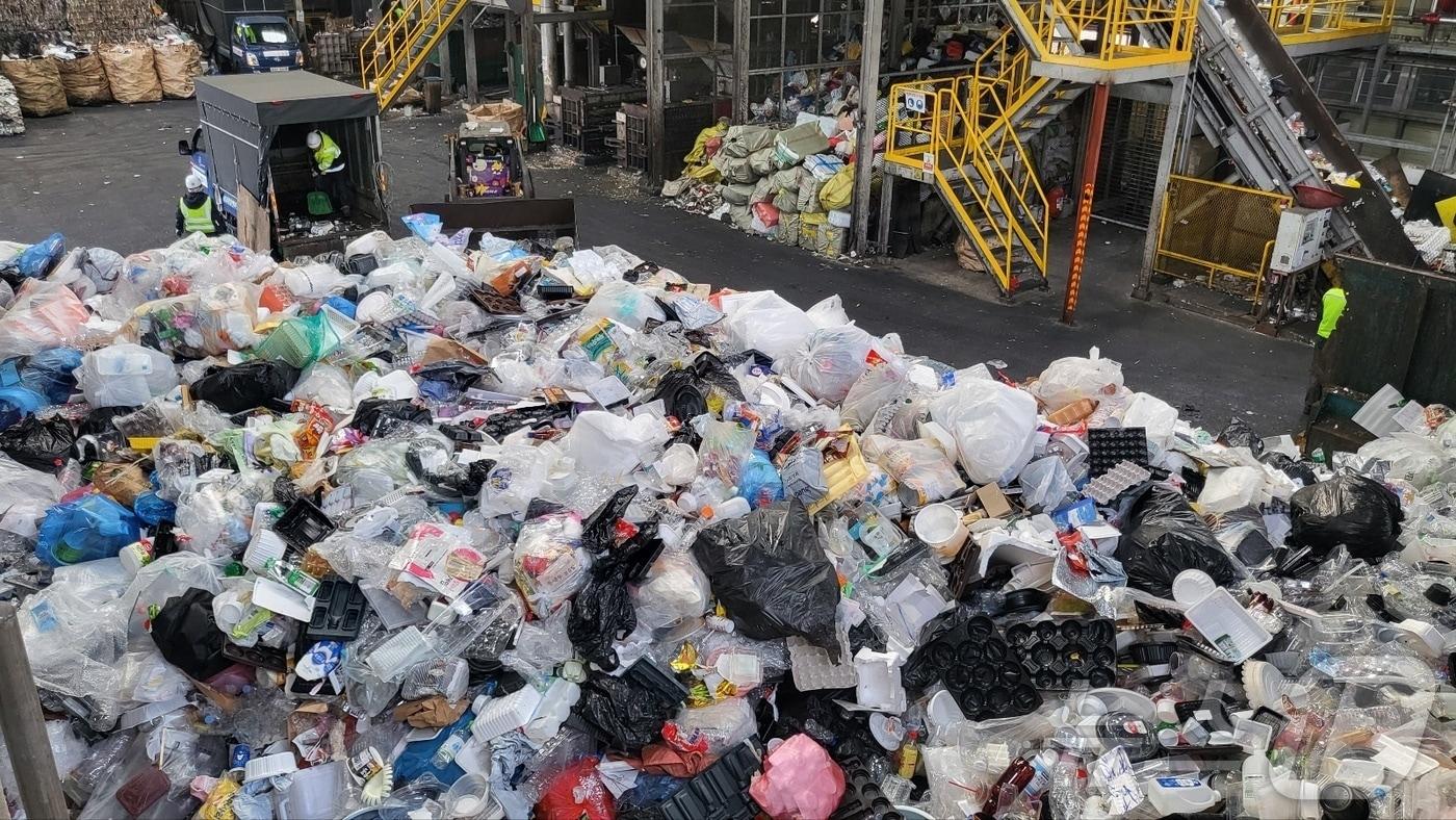 31일 오전 대구 수성구 생활자원회수센터에 재활용 쓰레기가 한가득 쌓여 있다.2025.1.31/뉴스1 ⓒ News1 이성덕 기자