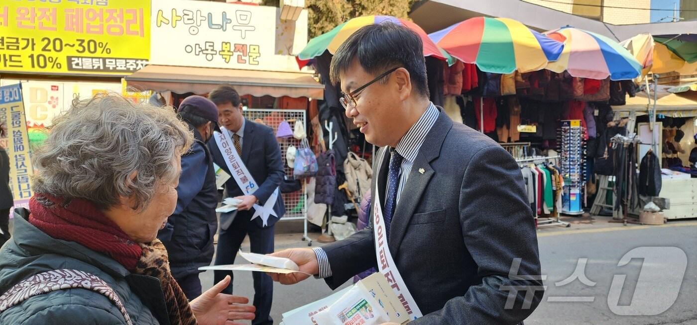 이민수 농어촌공사 충남지역본부장이 충남형 농지이양은퇴직불사업 참여를 홍보하고 있다. (농어촌공사 충남본부 제공)