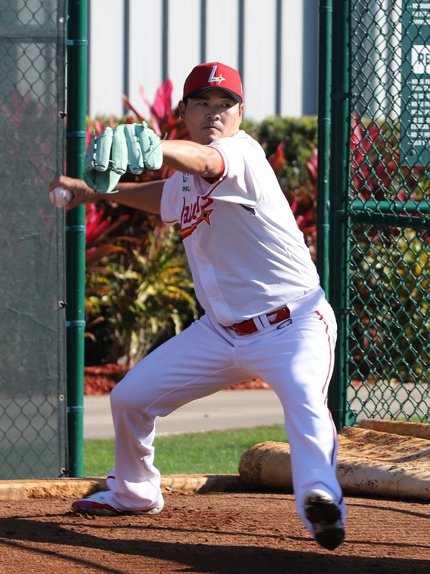 본문 이미지 - 31일(한국시간) 미국 플로리다주 베로비치 캠프에서 시즌 첫 불펜 피칭을 진행한 SSG 랜더스 노경은. (SSG 랜더스 제공) 