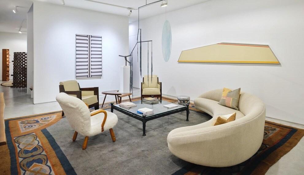 본문 이미지 - 김진영 컬렉션 리빙룸 전경. 작품: 이승조, 조엘 사피로, 케네스 놀란드, 마틴 보이스 &#40;좌에서 우&#41; 가구: 필립 아르찬데르, 앙드레 소르네, 조지 나카시마, 미샤 칸, 블라디미르 케이건, 진 서머스. 뉴스프링프로젝트 제공.