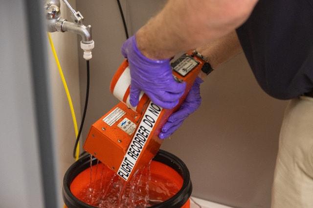 본문 이미지 - 미국 연방 교통안전위원회&#40;NTSB&#41;가 군용헬기와 충돌해 추락한 아메리칸항공 산하 PSA항공의 소형 여객기에서 블랙박스를 회수해 조사하고 있다. &lt;출처=NTSB 엑스 갈무리&gt;