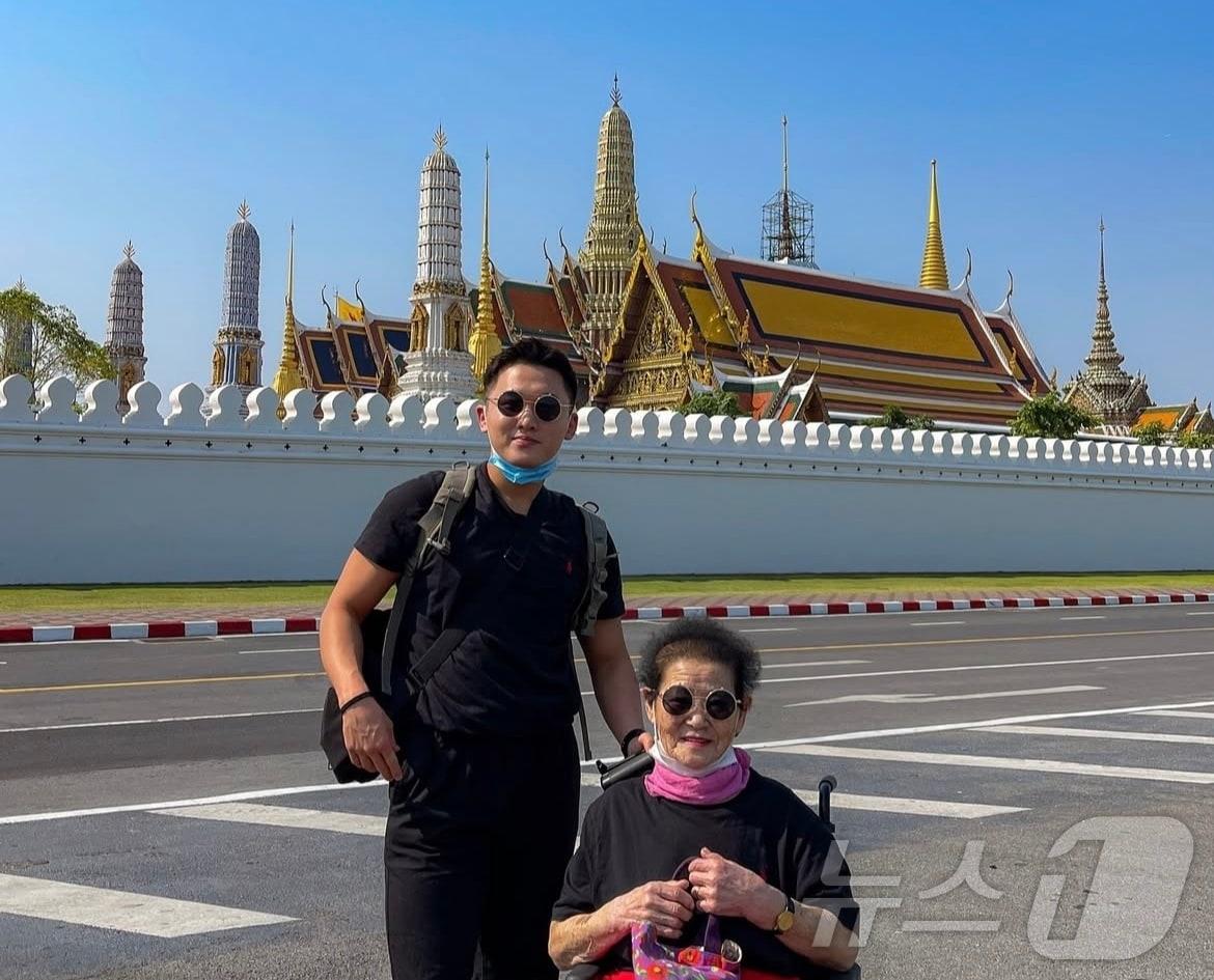 본문 이미지 - 유튜브 채널 &#39;손자투어&#39;를 운영하는 류상우 씨와 그의 친할머니 이막례 씨&#40;류상우 씨 제공&#41;