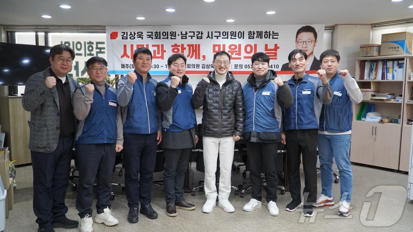 김상욱 국민의힘 의원(울산 남구갑)이 31일 오전 울산시 소방노조로부터 소방안전교부세 확보에 대한 공로를 인정받아 감사패를 받았다고 밝혔다.(김상욱 의원실 제공)