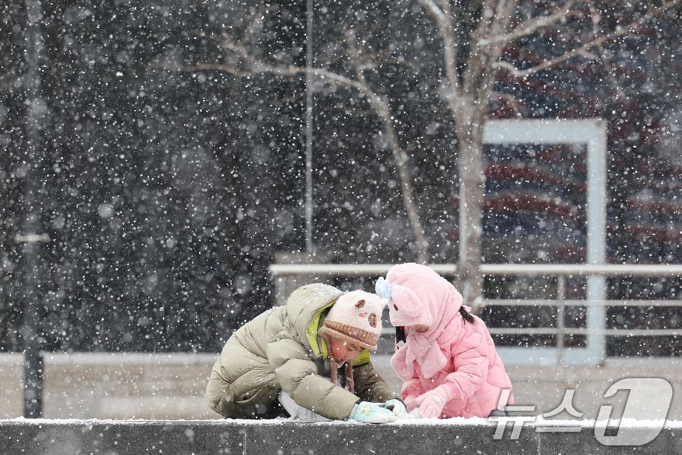 31일 오후 서울 청계광장에 눈이 내려 어린이들이눈사람을 만들고 있다. 기상청은 이날 서울을 포함한 수도권과 강원, 충북 북부에 최대 5cm의 눈이 내려 쌓일 것으로 예보했다. 2025.1.31/뉴스1 ⓒ News1 신웅수 기자
