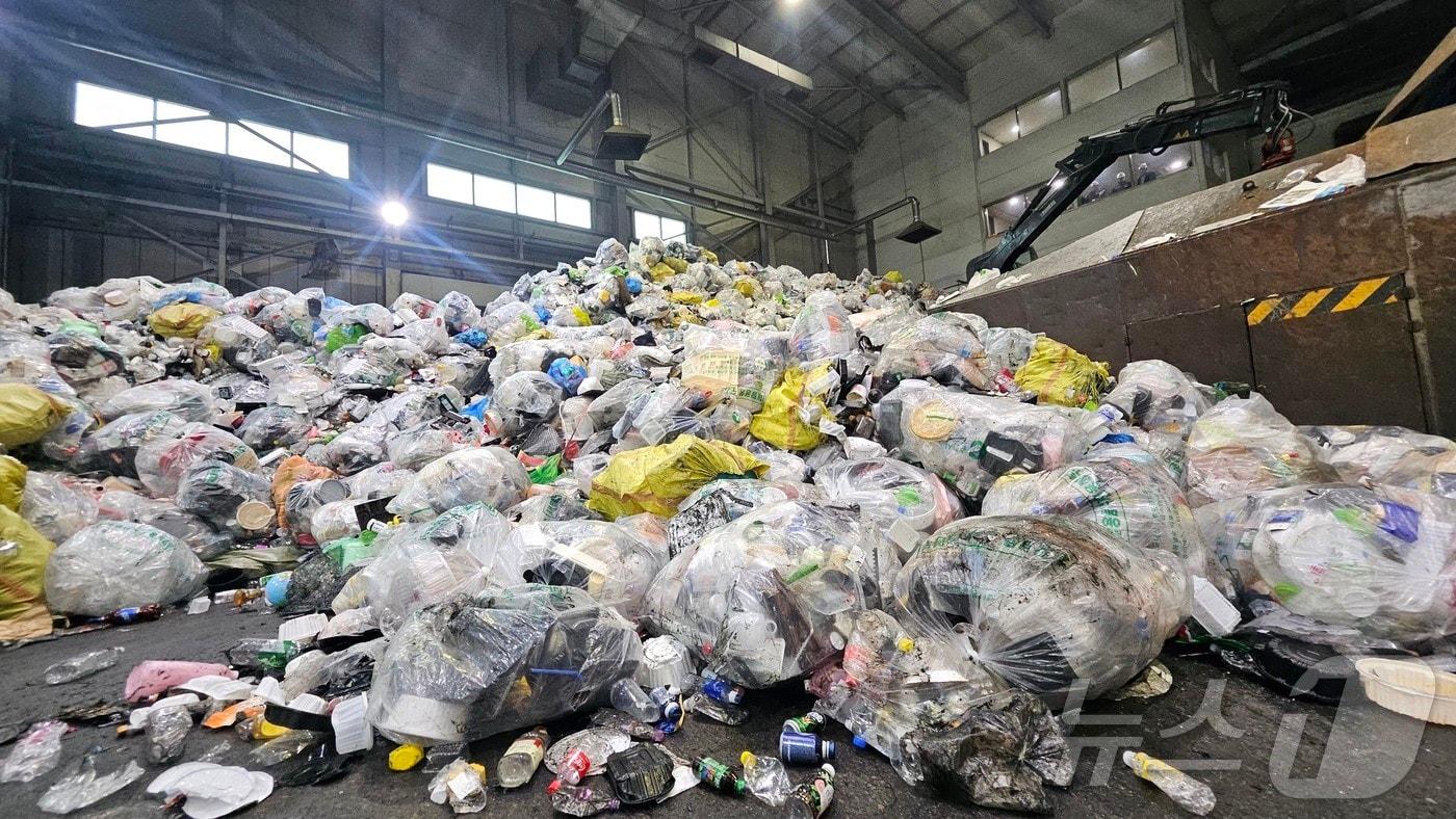  31일 강원 춘천 신동면 혈동리 환경공원 선별장에 분류되지 않은 쓰레기들이 높이 쌓여 있다.2025.1.31 한귀섭 기자 