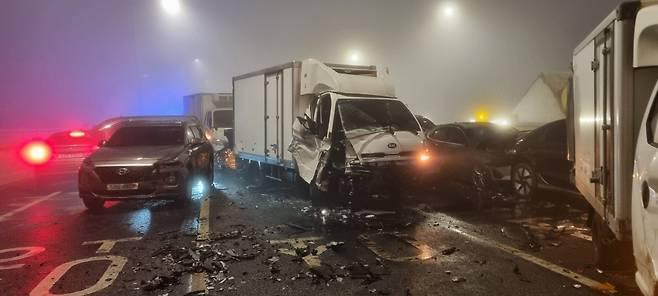 본문 이미지 -  2024년 1월 발생한 세종시 금빛노을교 28중 추돌사고 현장. / 뉴스1