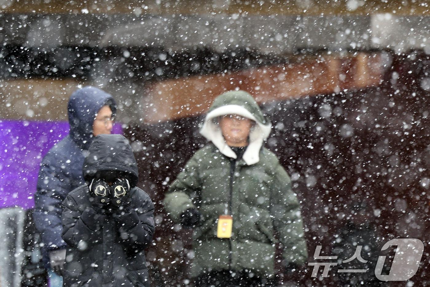 31일 오후 서울 광화문광장에서 한 어린이가 눈을 피하기 위해 모자를 눌러쓰고 있다. 기상청은 이날 서울을 포함한 수도권과 강원, 충북 북부에 최대 5cm의 눈이 내려 쌓일 것으로 예보했다. 2025.1.31/뉴스1 ⓒ News1 신웅수 기자