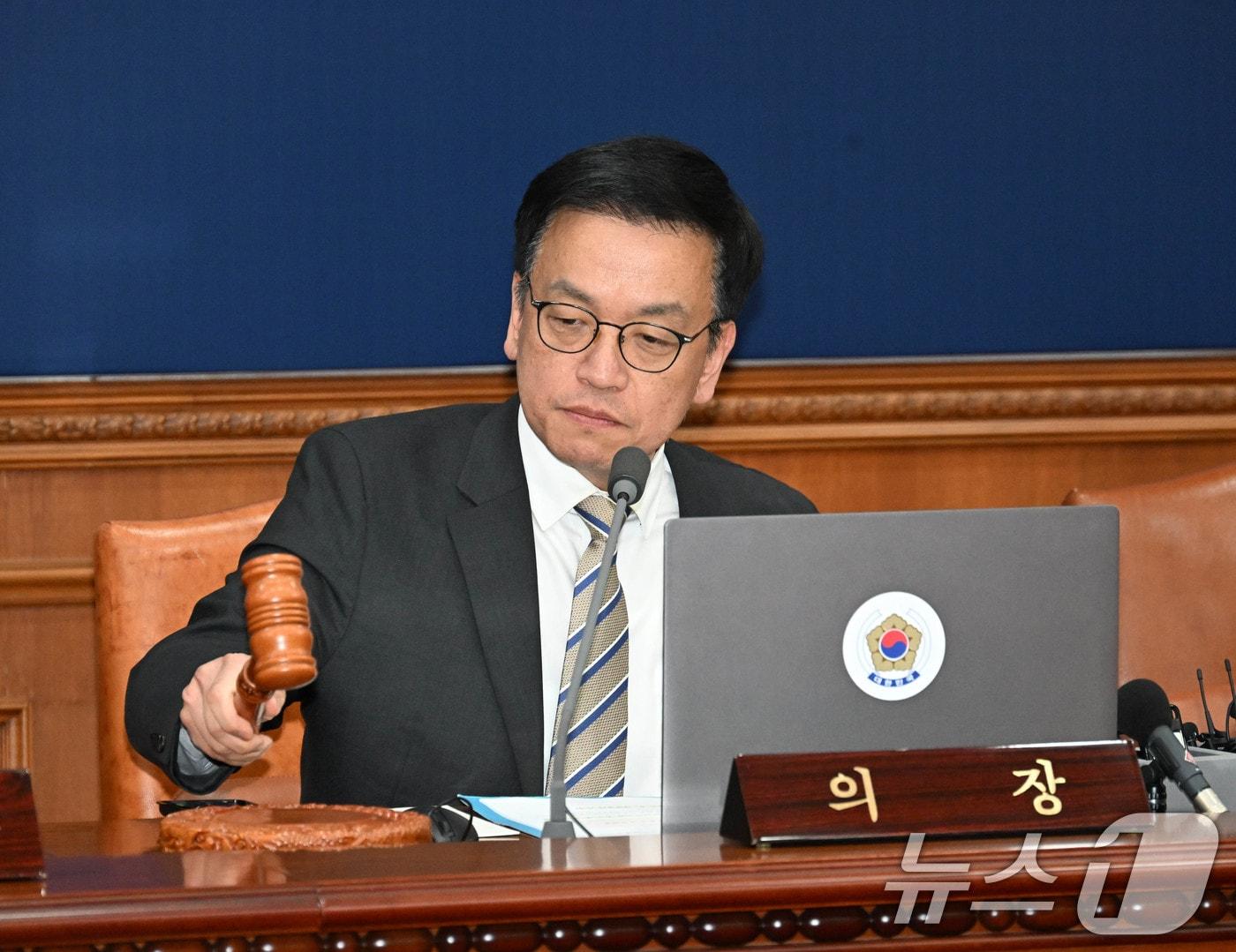 본문 이미지 - 최상목 대통령 권한대행 부총리 겸 기획재정부 장관이 31일 서울 종로구 정부서울청사에서 열린 '제4회 국무회의'에서 의사봉을 두드리고 있다. (기획재정부 제공) 2025.1.31/뉴스1