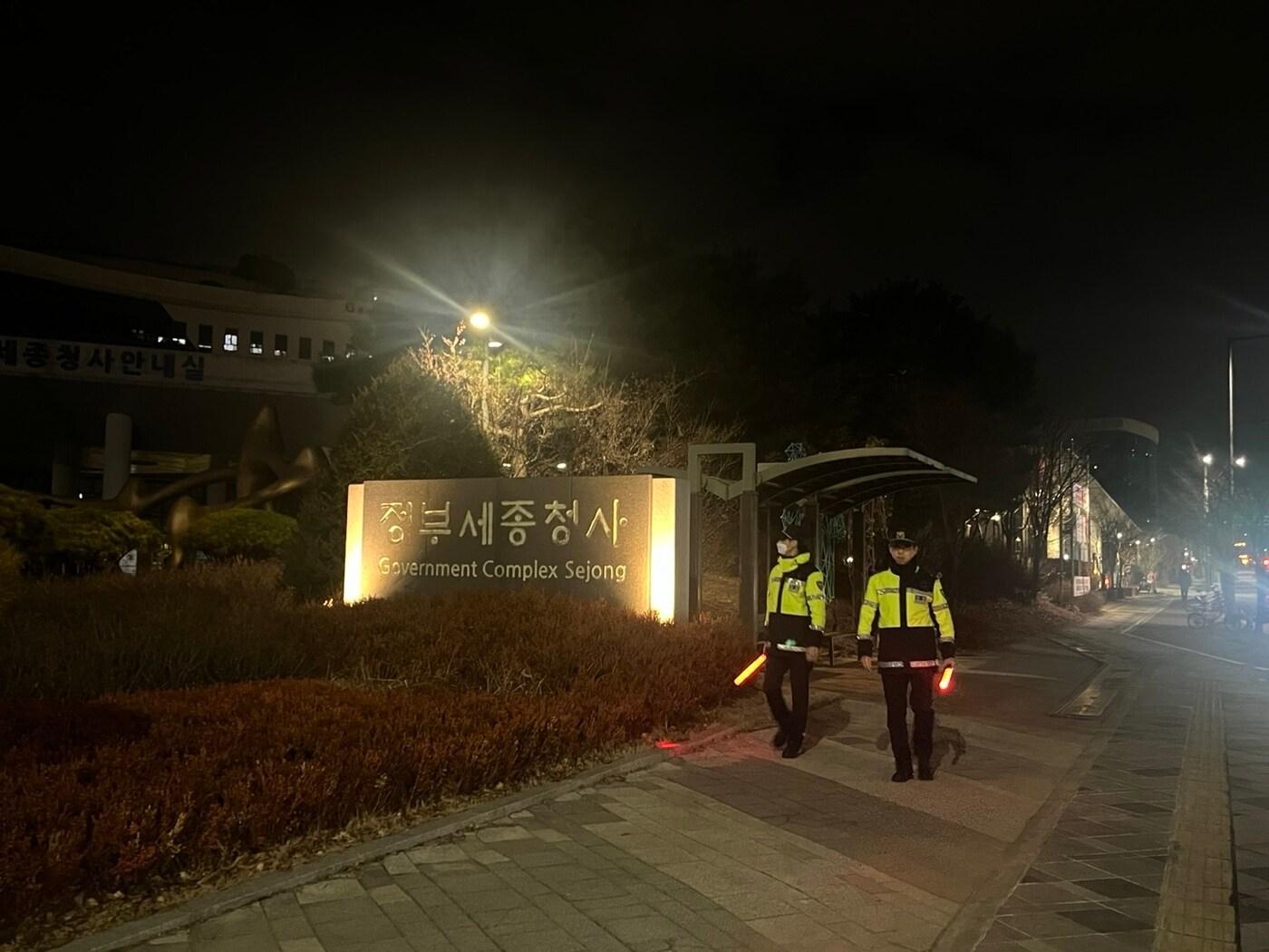 본문 이미지 - 설 연휴기간인 정부세종청사 인근을 순찰하는 세종경찰. (세종경찰청 제공) / 뉴스1 