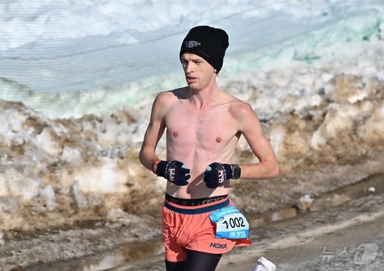 본문 이미지 - '2025 WINTER RUN IN 평창 알몸 마라톤대회'가 오는 2월 1일 강원 평창군 대관령면 송천의 대관령눈꽃축제장에서 열리는 가운데, 작년 대회의 한 참가자 모습. (평창군 제공) 2025.1.31/뉴스1