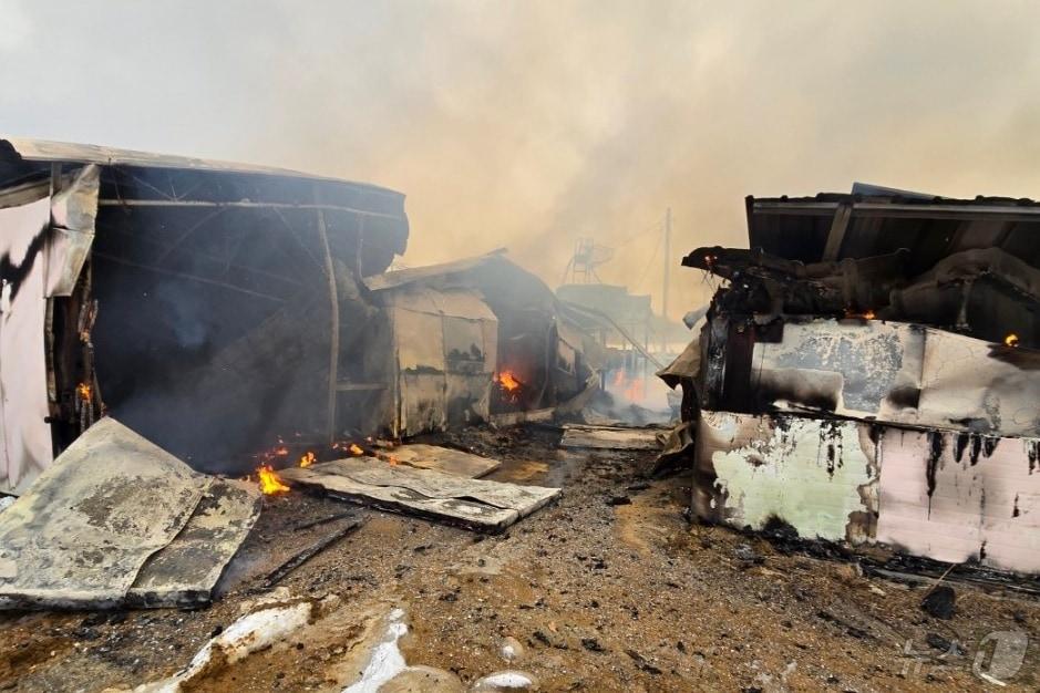 본문 이미지 -  31일 오후 3시 22분쯤 충북 음성군 삼성면의 한 양계장에서 불이 났다.(음성소방서 제공)2025.1.31/뉴스1