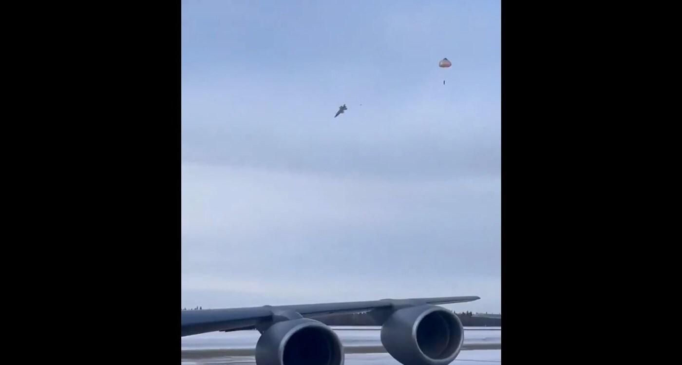 28일(현지시간) 미국 알래스카주에서 추락하는 F-35 전투기 오른 쪽으로 조종사가 낙하산을 타고 비상 탈출하고 있다. 2025.01.28/ (출처 : 엑스)