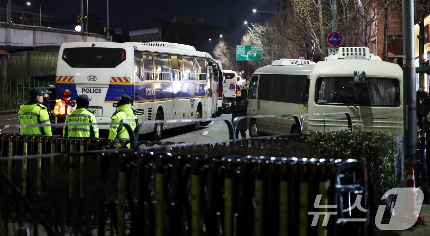 본문 이미지 - 4일 오전 서울 용산구 대통령 관저 앞이 차벽으로 둘러쌓여 있다. 지난 3일 윤석열 대통령에 대한 체포 영장을 집행한 고위공직자범죄수사처는 대통령 관저 경내에서 안전상 이유로 집행을 중지하고 돌아섰다. 2025.1.4/뉴스1 ⓒ News1 임세영 기자