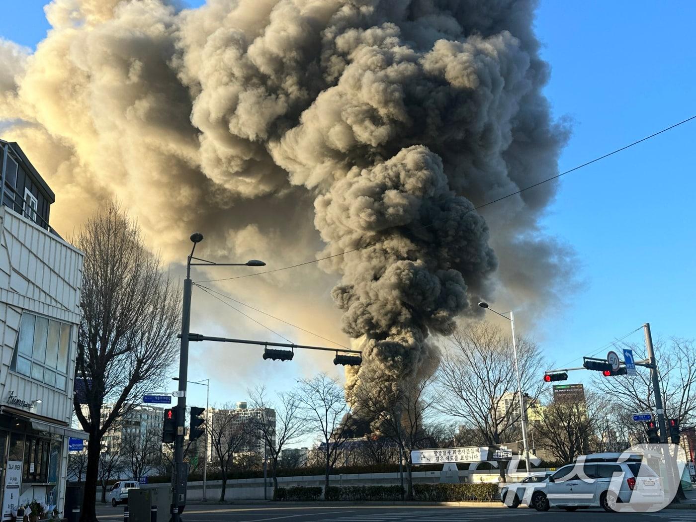 본문 이미지 - 4일 오전 광주 동구 광산동 아시아문화전당 공사 현장에서 불이 나 검은 연기가 솟구치고 있다. (독자제공) 2025.1.4/뉴스1 