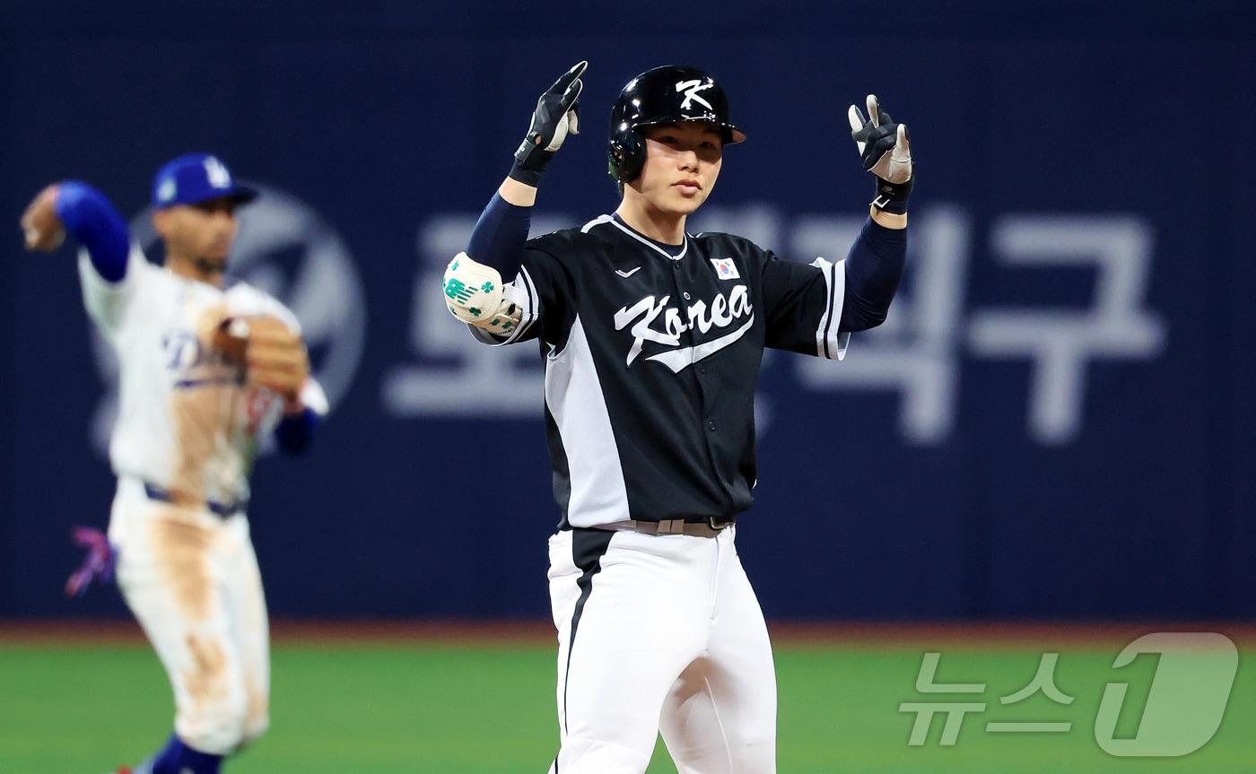 야구 국가대표 내야수 김혜성이 미국프로야구 메이저리그(MLB) LA 다저스와 계약을 체결했다. 사진은 지난해 3월 18일 서울 고척스카이돔에서 열린 팀 코리아와 LA 다저스의 미국 프로야구(MLB) 서울시리즈 연습 경기에서 2루타를 치고 세레머니 하는 김혜성. (뉴스1 DB) 2025.1.4/뉴스1