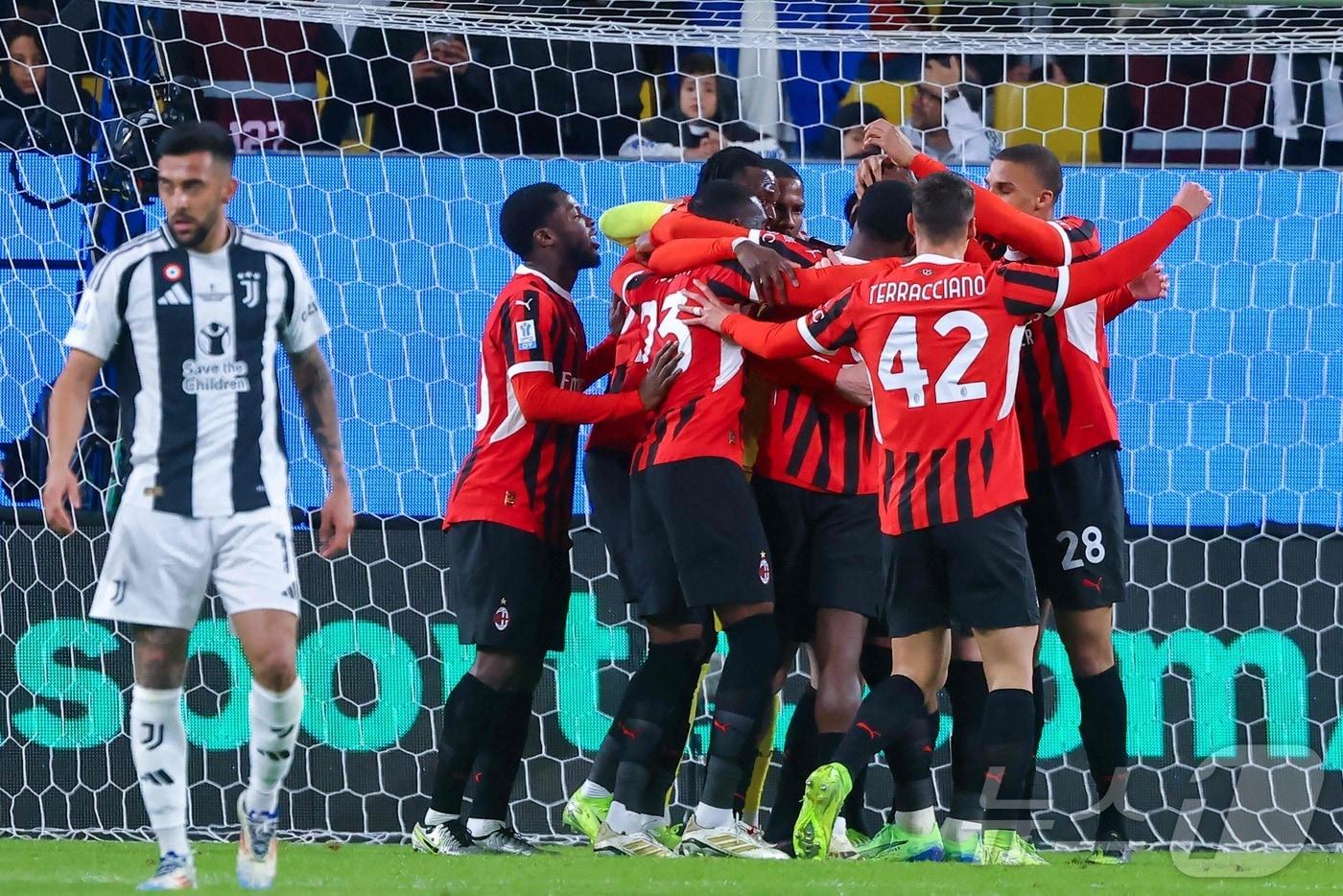 본문 이미지 - AC밀란이 4일(한국시간) 열린 2024-25 수페르코파 이탈리아나 4강에서 유벤투스를 2-1로 제압했다. ⓒ AFP=뉴스1