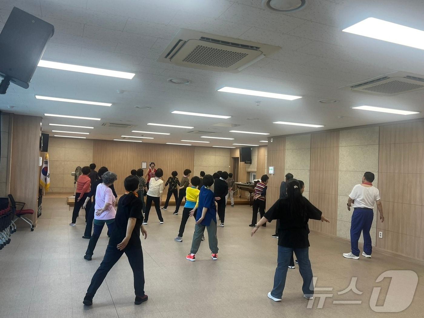 본문 이미지 - 대구 서구보건소 비원건강증진센터에서 운동하고 있는 시민들 모습.(대구 서구 제공)