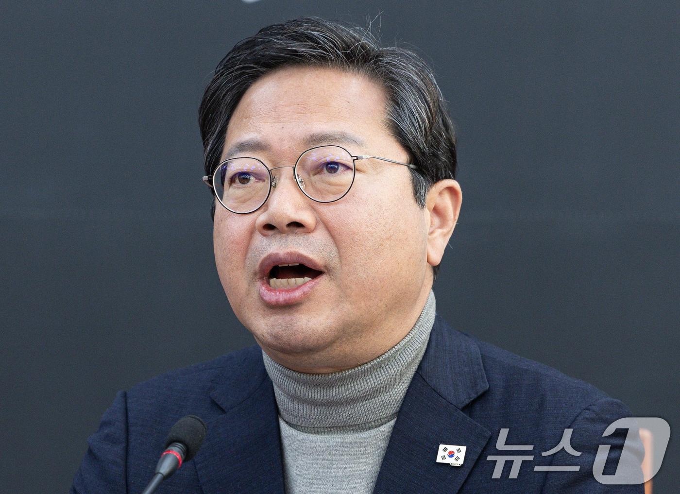 본문 이미지 - 김승원 국회 법제사법위원회 더불어민주당 간사가 4일 오전 서울 여의도 국회에서 열린 운영위원회·법제사법위원회·행정안전위원회 합동 비상연석회의에서 발언을 하고 있다. 2025.1.4/뉴스1 ⓒ News1 이재명 기자