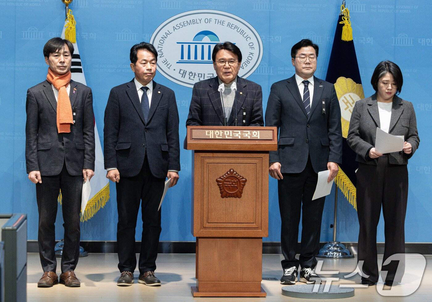 본문 이미지 - 황운하 조국혁신당 원내대표를 비롯한 야5당 원내대표들이 4일 오전 서울 여의도 국회 소통관에서 윤석열 대통령의 체포영장 집행 무산에 대한 야6당 기자회견을 하고 있다. 사진 왼쪽부터 한창민 사회민주당 대표, 윤종오 진보당 원내대표, 황 원내대표, 박찬대 더불어민주당 원내대표, 용혜인 기본소득당 대표. 2025.1.4/뉴스1 ⓒ News1 이재명 기자