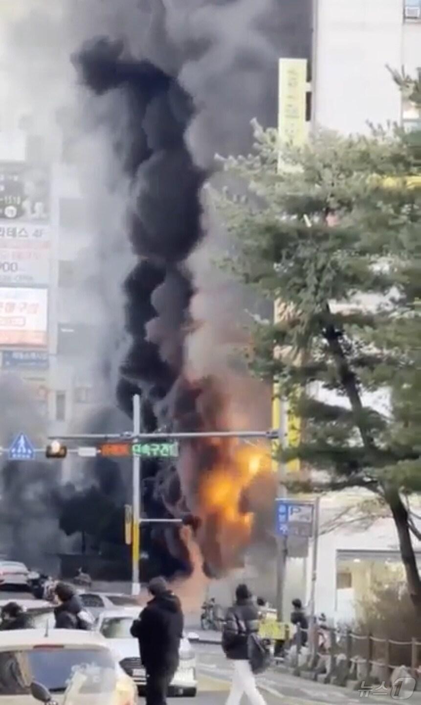 본문 이미지 - 3일 오후 경기 성남시 분당구 야탑동의 8층짜리 복합건물 1층 음식점에서 화재가 발생해 검은 연기가 치솟는 모습.(독자 제공) 2025.1.3/뉴스1 ⓒ News1