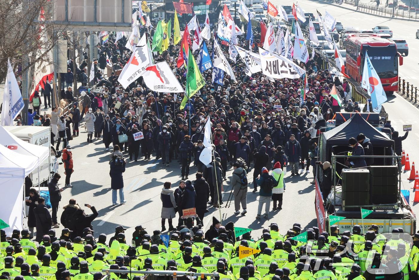 4일 서울 용산구 대통령 관저 인근에서 윤석열 대통령 체포·탄핵 찬성 집회에 나선 민주노총 등 진보단체 회원들이 관저 방향으로 행진을 시도하자 경찰이 제지하고 있다. 2025.1.4/뉴스1 ⓒ News1 황기선 기자