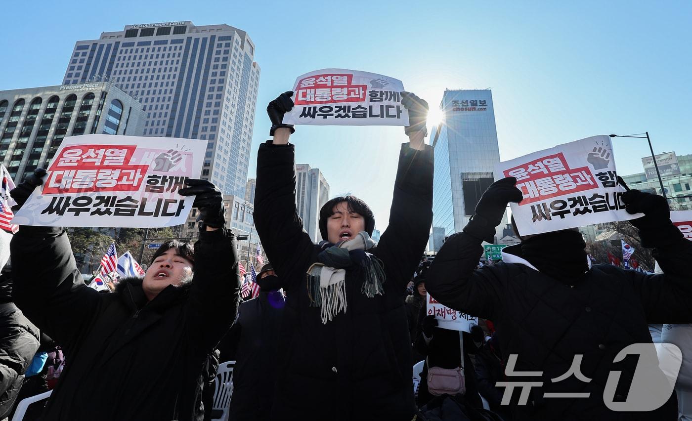 4일 오후 서울 광화문 일대에서 열린 대한민국바로세우기국민운동본부 주최 &#39;윤석열 대통령 탄핵반대 국민대회&#39;에서 참가자들이 구호를 외치고 있다. 2025.1.4/뉴스1 ⓒ News1 김도우 기자