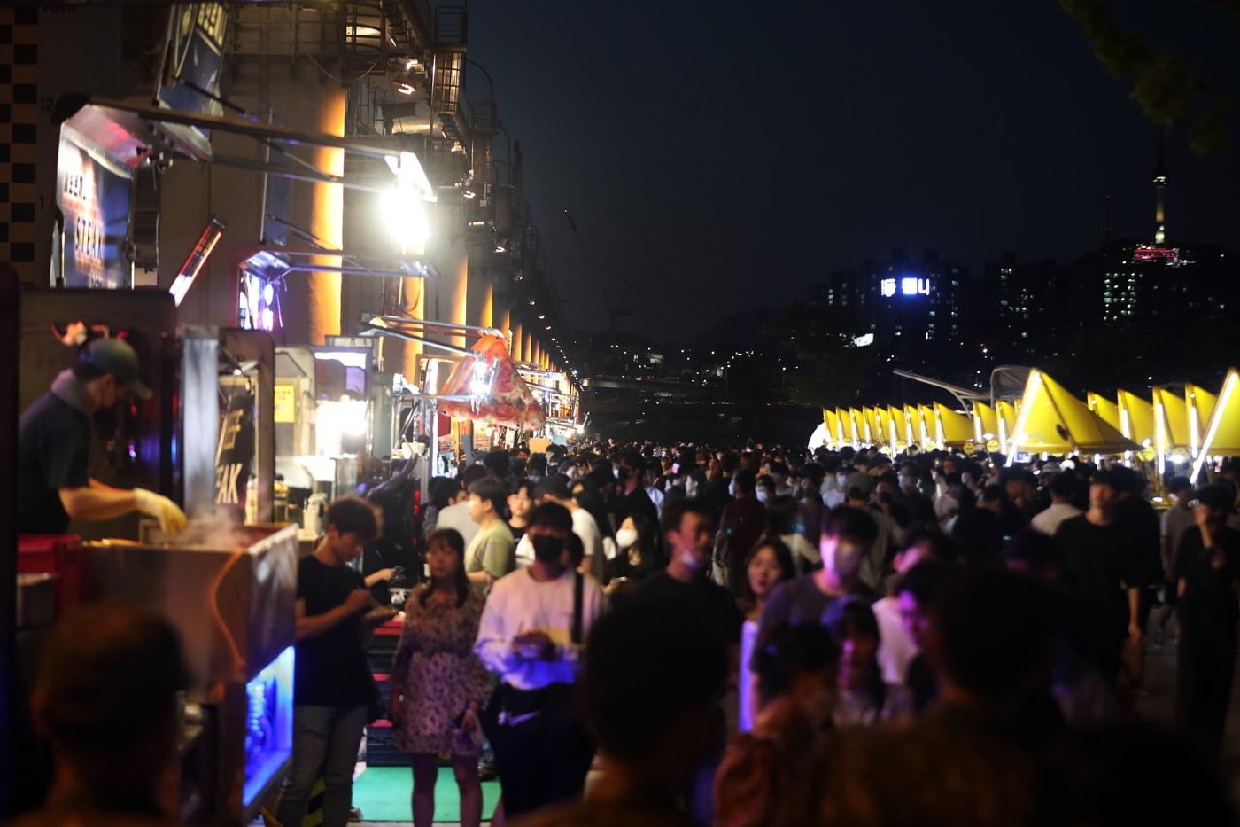 야시장을 찾은 시민들. (출처: Yonge, Charlotte Mary(1880), Public domain, via Wikimedia Commons)