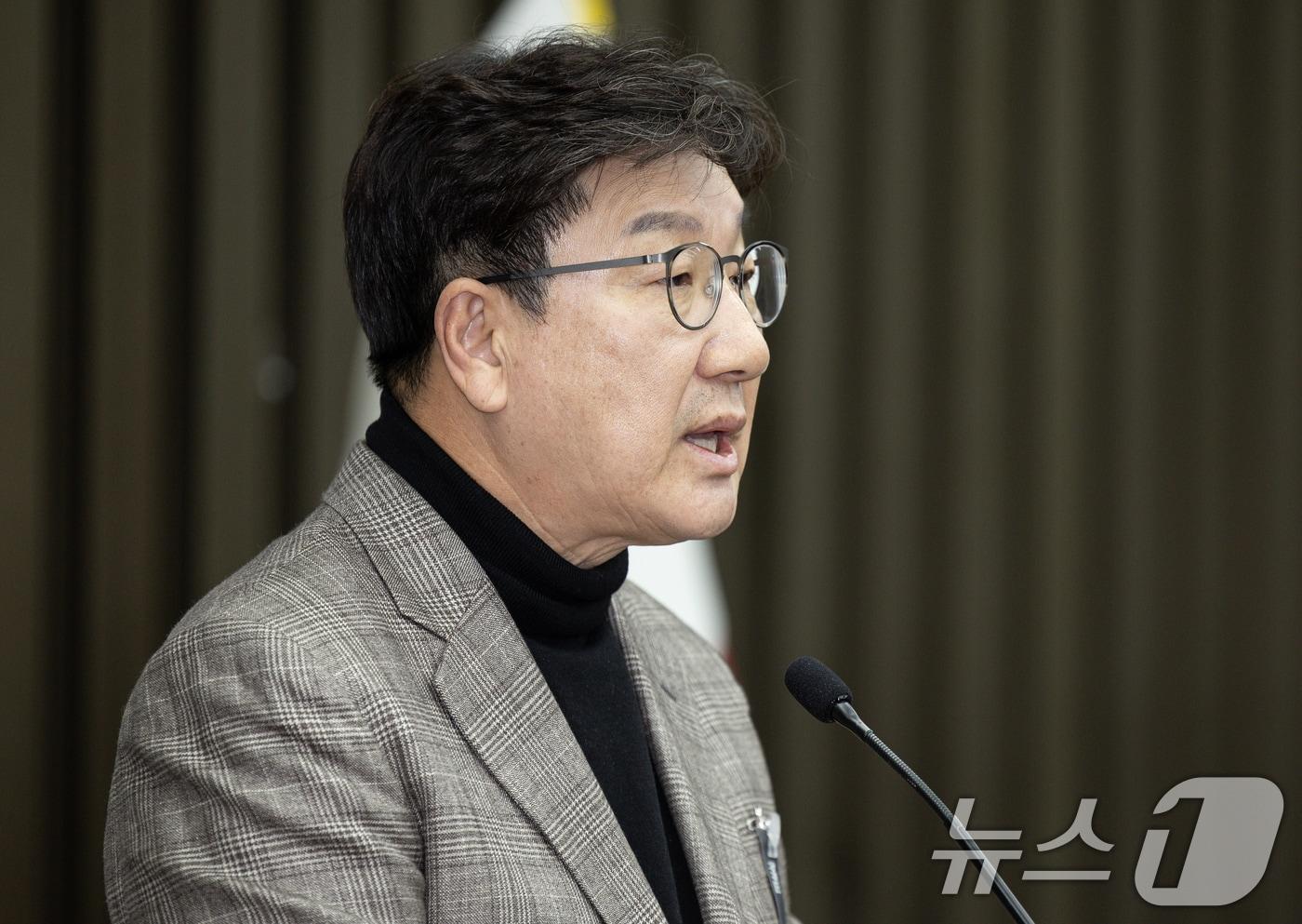 본문 이미지 - 권성동 국민의힘 원내대표가 4일 오후 서울 여의도 국회에서 열린 비상의원총회에서 발언을 하고 있다. 2025.1.4/뉴스1 ⓒ News1 이재명 기자