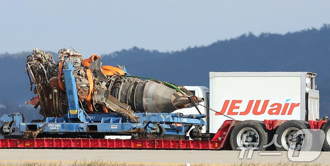 전남 무안국제공항 참사 현장에서 로컬라이저&#40;방위각시설&#41; 둔덕에 파묻힌 제주항공 7C2216편의 엔진이 실린 트럭이 이동하고 있다. 2025.1.4/뉴스1 ⓒ News1 김진환 기자